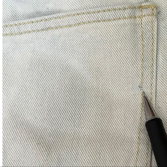 PrettyLittleThing Bleach Wash Raw Hem Hot Pants - Picture 8 of 8